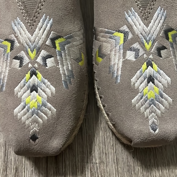 BNWT toms Aztec tribal print shoes 7 - Picture 2 of 5